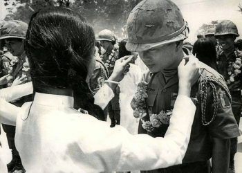 Nghe nhạc: bài hát Buồn Chi Em Ơi (Lam Phương)