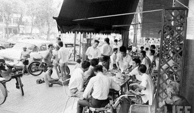 Người thiếu phụ Saigon xưa và câu chuyện ly cafe đắng