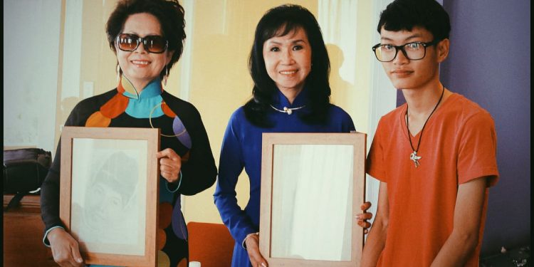 Họa sĩ trẻ chuyên vẽ hình ca sĩ nhạc vàng