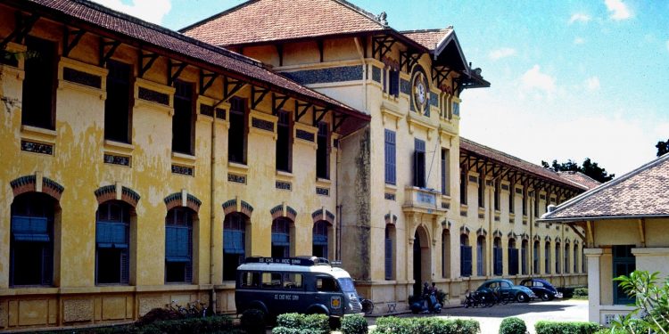 Trường nữ sinh Áo Tím và nữ trung học Gia Long của Sài Gòn ngày xưa