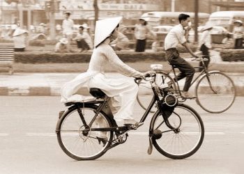 Nhớ Sài Gòn, chốn cũ đường xưa: Xe Velo Solex với áo dài
