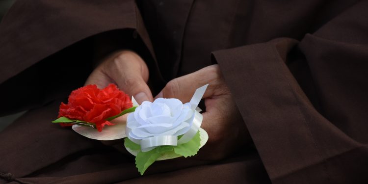 Trò chuyện với thiền sư Thích Nhất Hạnh về “Bông Hồng Cài Áo”