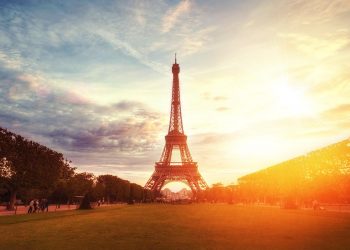 Nhà thơ Cung Trầm Tưởng và hoàn cảnh sáng tác những bài thơ Paris nổi tiếng: “lên xe tiễn em đi, chưa bao giờ buồn thế…”