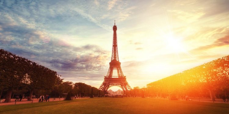 Nhà thơ Cung Trầm Tưởng và hoàn cảnh sáng tác những bài thơ Paris nổi tiếng: “lên xe tiễn em đi, chưa bao giờ buồn thế…”