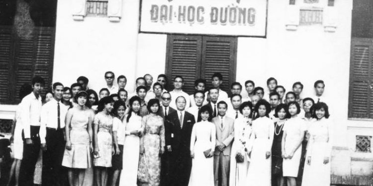 Người từ trăm năm về ngang trường Luật, nhớ về một thuở “tình ca sinh viên”