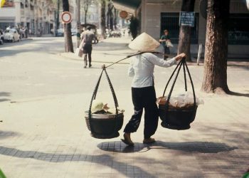 Cái đòn gánh, hình ảnh quen thuộc của người cần lao