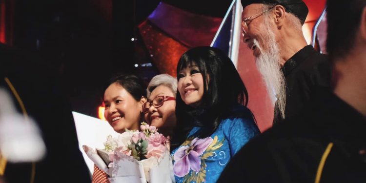 Cảm xúc của 1 fan hâm mộ khi trực tiếp xem ca sĩ Hoàng Oanh trình diễn ở Singapore – chương trình Paris By Night 130