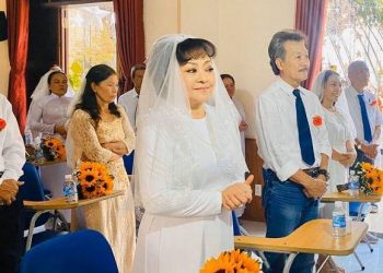 Ca sĩ Hương Lan làm lễ cưới ở nhà thờ ở tuổi 64