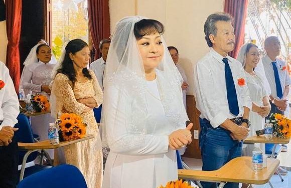 Ca sĩ Hương Lan làm lễ cưới ở nhà thờ ở tuổi 64
