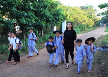 Ca sĩ Phi Nhung và hành trình hơn 10 năm nhận nuôi trẻ mồ côi