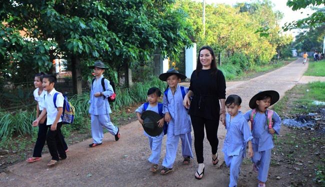 Ca sĩ Phi Nhung và hành trình hơn 10 năm nhận nuôi trẻ mồ côi