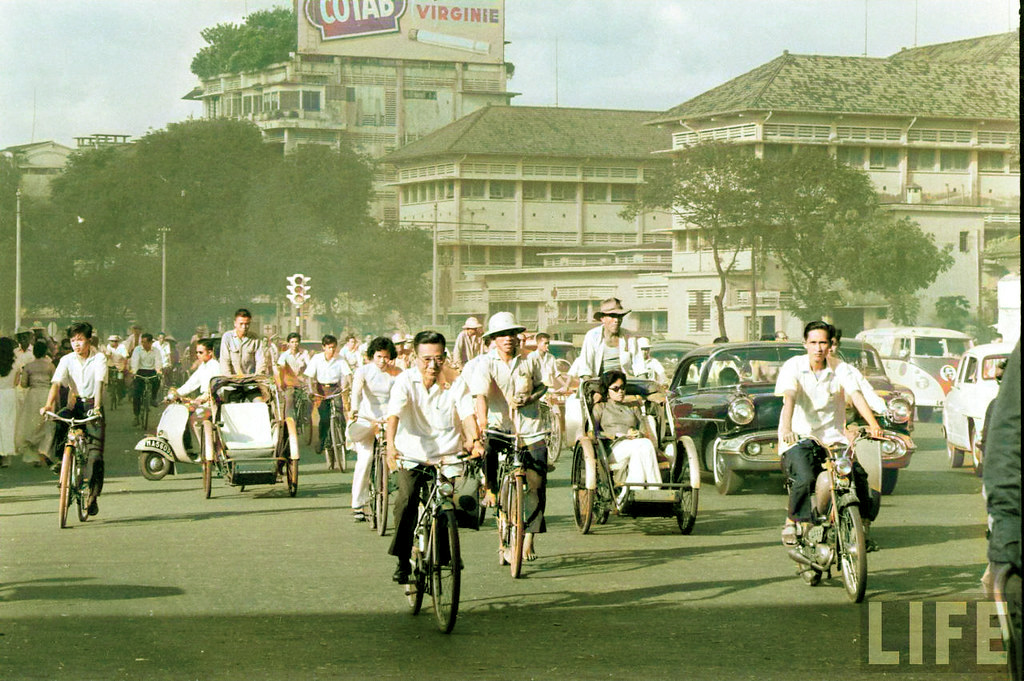 Saigon 1961 - Le Loi Avenue  Vietnam fashion, Ao dai, Vietnamese clothing