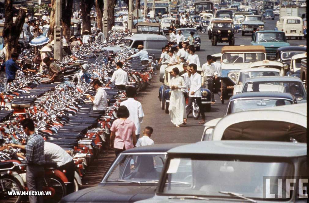 Sài Gòn là thành phố đông đúc sôi động nhưng cũng phải thừa nhận rằng đó cũng là nỗi khiếp sợ của nhiều người. Hãy xem những hình ảnh về đời sống đông đúc náo nhiệt này để có cái nhìn khách quan hơn về một trong những trung tâm đô thị lớn nhất Việt Nam.