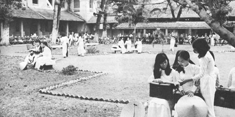 Chùm ảnh tuyệt đẹp về những tà áo dài nữ sinh xưa