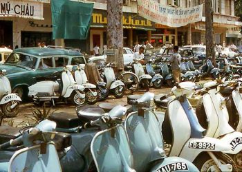 Vespa trên đường phố Sài Gòn xưa