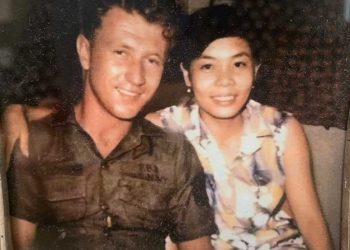 Con của một cựu binh Mỹ (Jim Davy) tìm lại mẹ (Kim Hiền) đã thất lạc hơn nửa thế kỷ