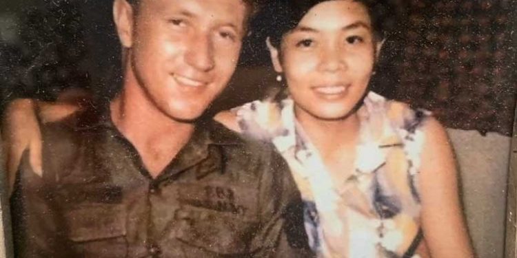 Con của một cựu binh Mỹ (Jim Davy) tìm lại mẹ (Kim Hiền) đã thất lạc hơn nửa thế kỷ
