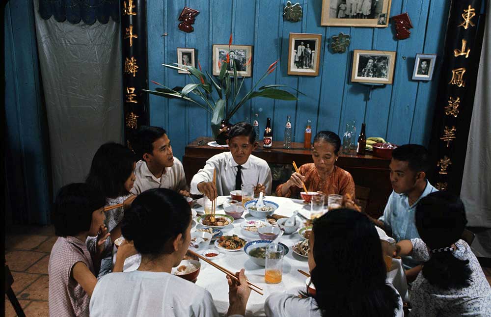 Bữa ăn đầu năm tại gia đình là một trong những nét đẹp văn hóa truyền thống của người Việt Nam. Hình ảnh sẽ đưa bạn đến căn bếp tràn đầy hương vị, nơi mọi thành viên trong gia đình cùng nhau thưởng thức những món ăn đặc trưng như bánh chưng, nem rán, cá kho, với tình thân bao la của một gia đình Việt.