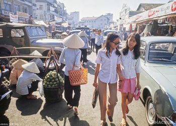 Hình ảnh đẹp đời thường trước chợ Bến Thành năm xưa