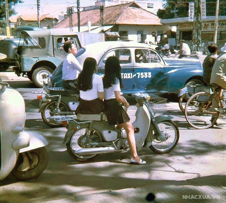 Những hình ảnh về xe máy trên đường phố Sài Gòn xưa: Honda Dame và Honda 67