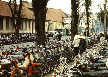Những hình ảnh về xe máy trên đường phố Sài Gòn xưa: Honda Dame và Honda 67