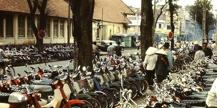 Những hình ảnh về xe máy trên đường phố Sài Gòn xưa: Honda Dame và Honda 67