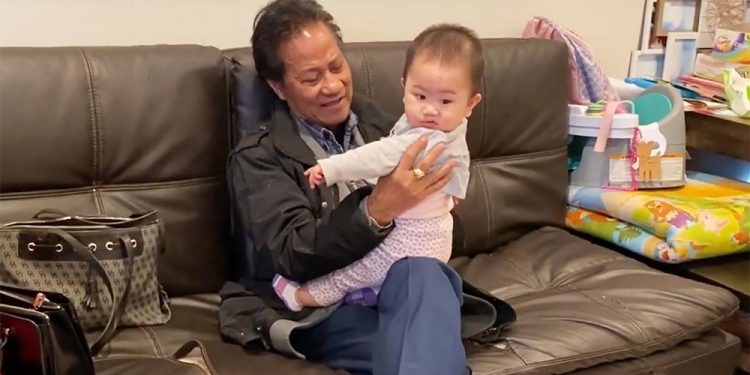 Danh ca Chế Linh và một fan hâm mộ đặc biệt: Em bé 5 ngày tuổi chỉ thích nghe nhạc Chế Linh