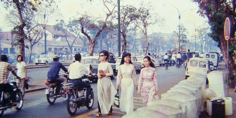 Hình ảnh tuyệt đẹp của người Sài Gòn xưa trên đường phố trước 1975