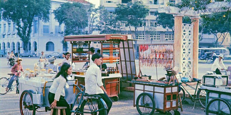 Hình ảnh những gánh hàng rong và quầy giải khát trên đường phố Sài Gòn xưa