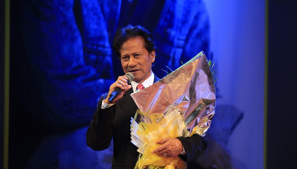 Tặng “bông” cho ca sĩ/tài tử có từ khi nào?