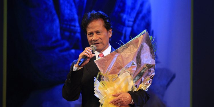 Tặng “bông” cho ca sĩ/tài tử có từ khi nào?